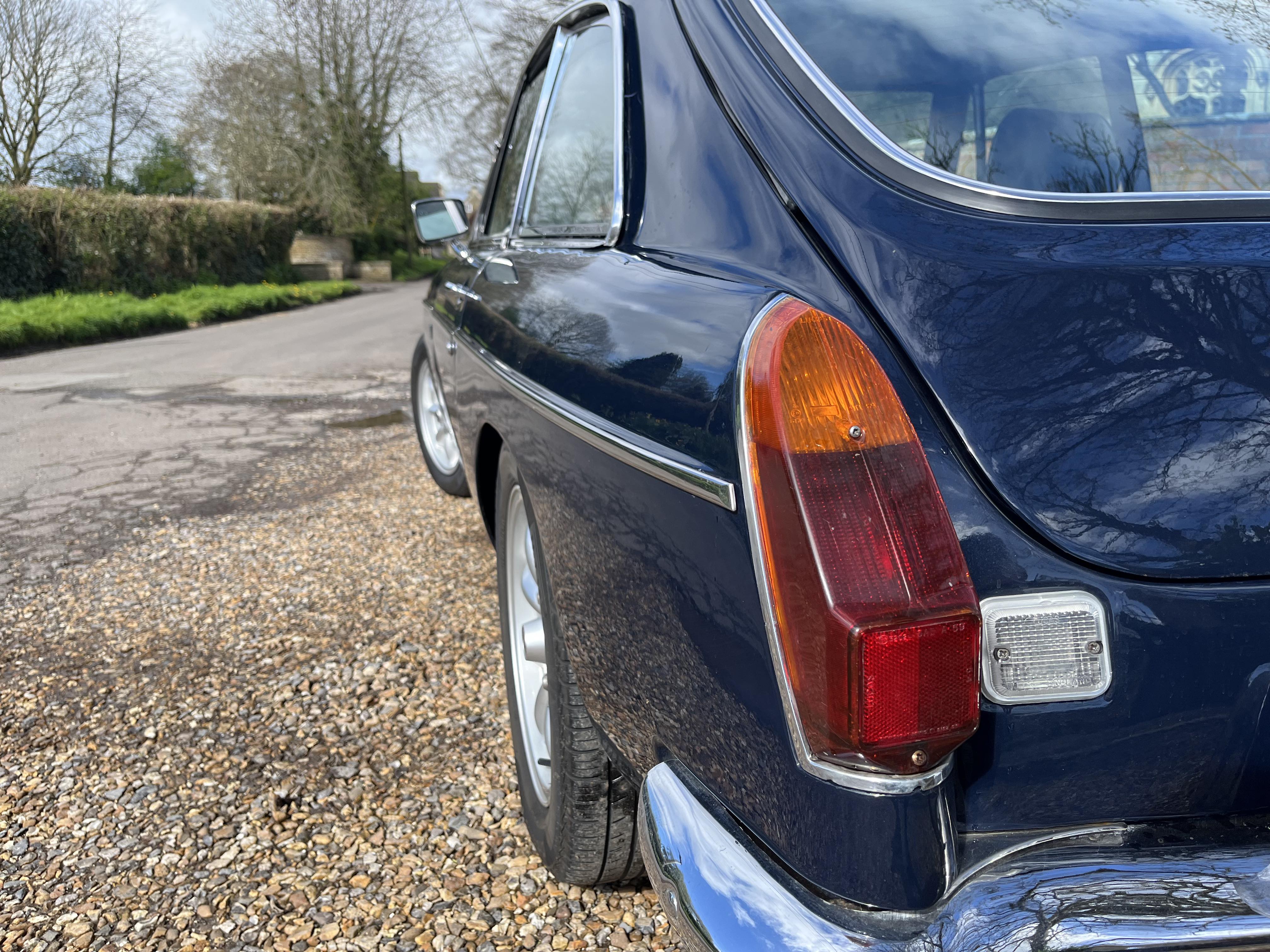 MGB GT V8 4.6L Fender Broad